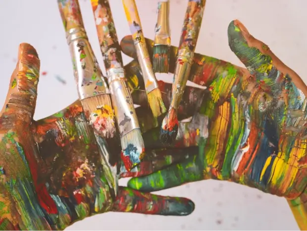 farba na dłoniach